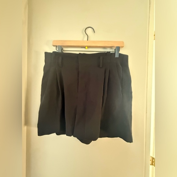 Vince Black Pleated Dress Shorts Women’s Size 12 Tailored High Waist - Picture 8 of 8